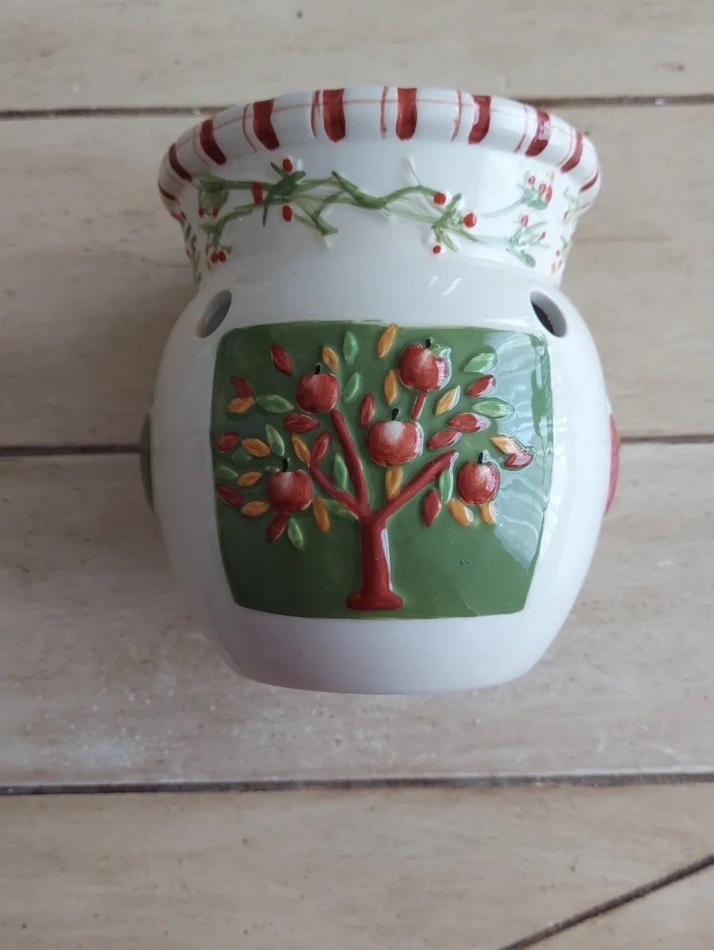White Ceramic Wax Diffuser with Red & Green Apple Tree Motif XL NWOT 2018